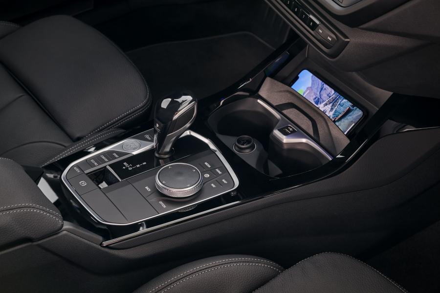 Детали интерьера BMW 118d Sportline (F40) 2019 года  (WW) (фото 67 из 89)